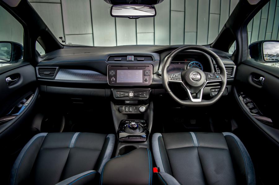 Торпедо Nissan Leaf 2018 года  (UK) (фото 37 из 40)